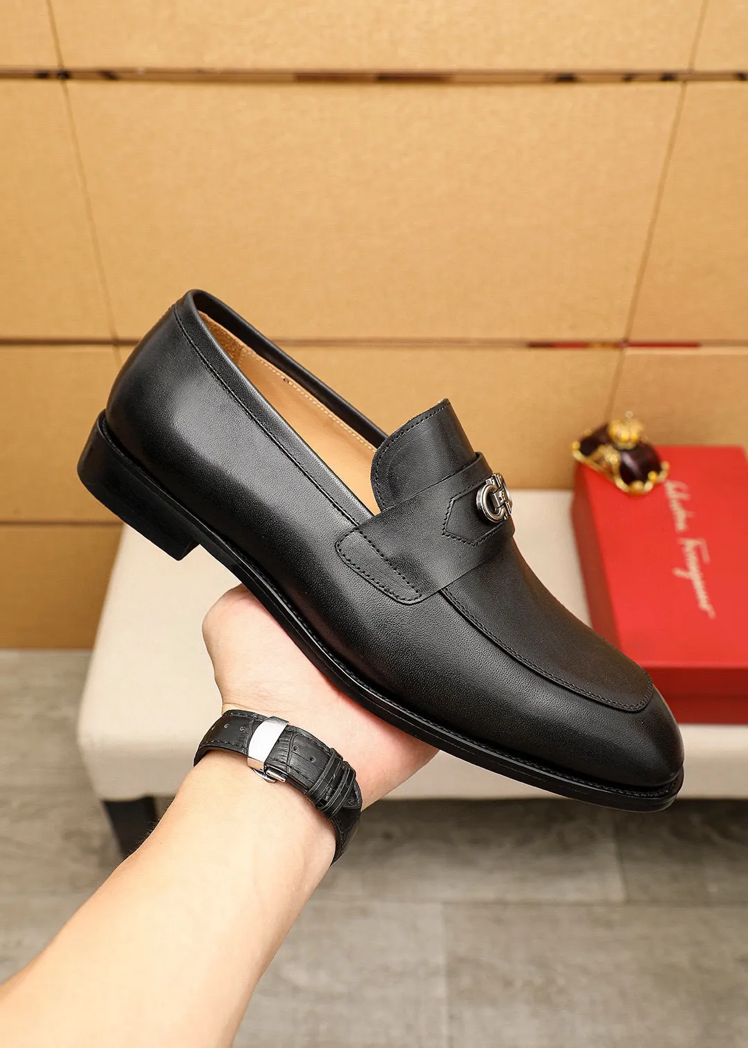 Men's shoes 💰460 💐 Product trademark: Ferragamo "Ferragamo" casual leather shoes Regular size: 38-44 (45.46🉑️customized) Product materials: Selected imported first-layer cowhide upper + luxury hardware buckle, imported water-dyed cowhide leather lining. Strong three-dimensional visual effect, original rubber outsole Color: 1⃣️color optional